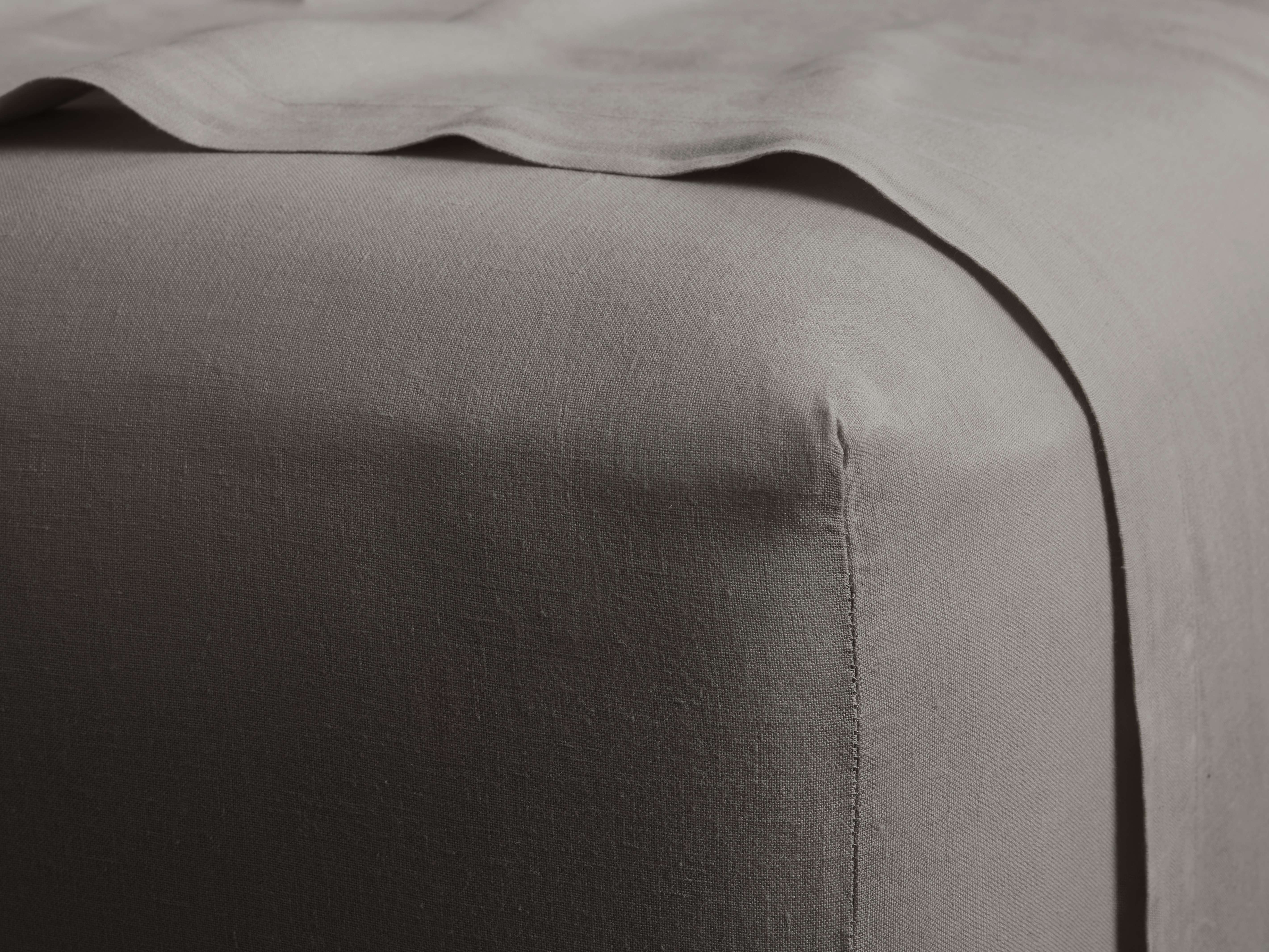 Italian Garment-Dyed Linen Fitted Sheet in Mink