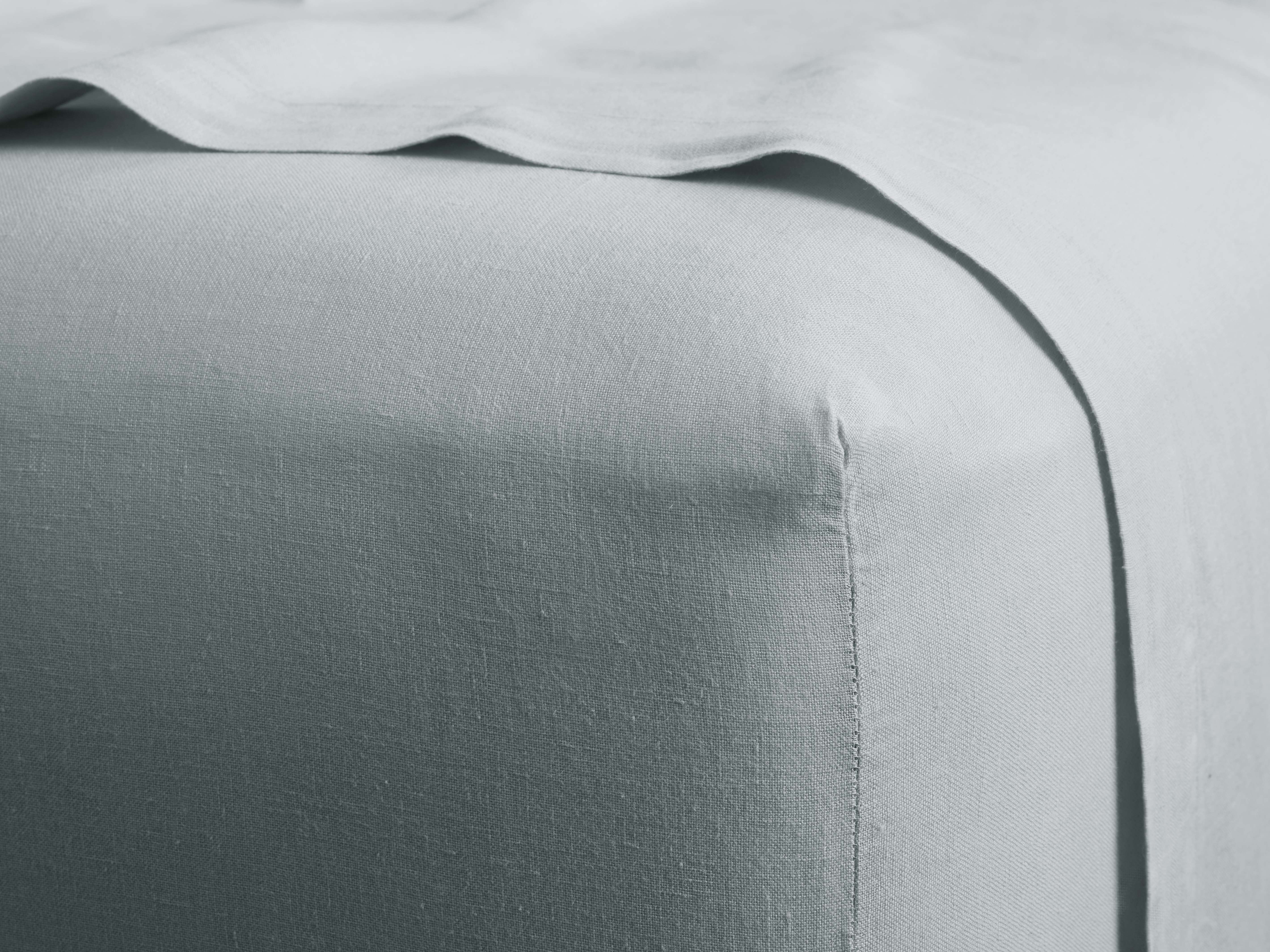 Italian Garment-Dyed Linen Fitted Sheet in Sky