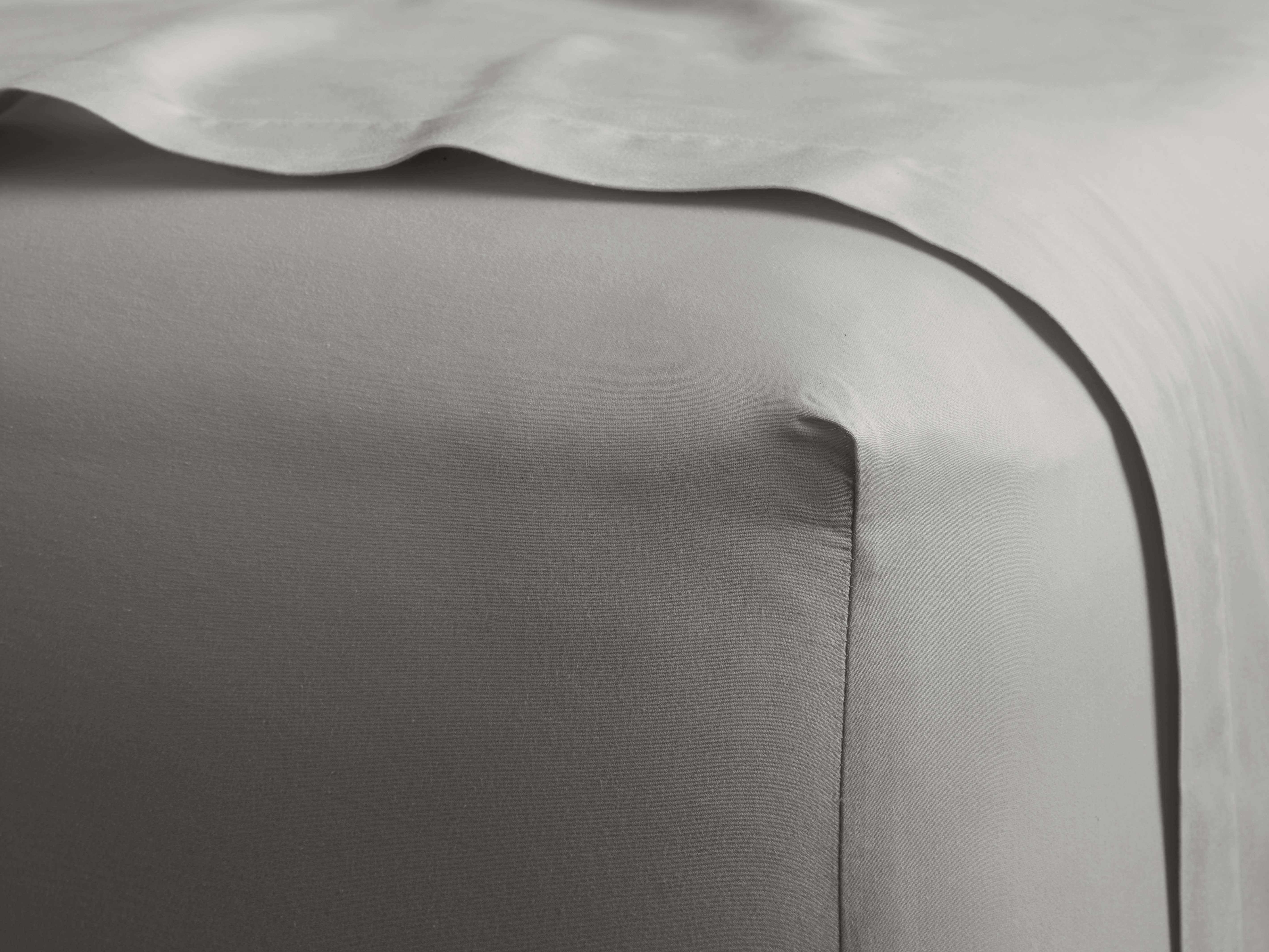 Italian Garment-Dyed Sateen Fitted Sheet in Fog