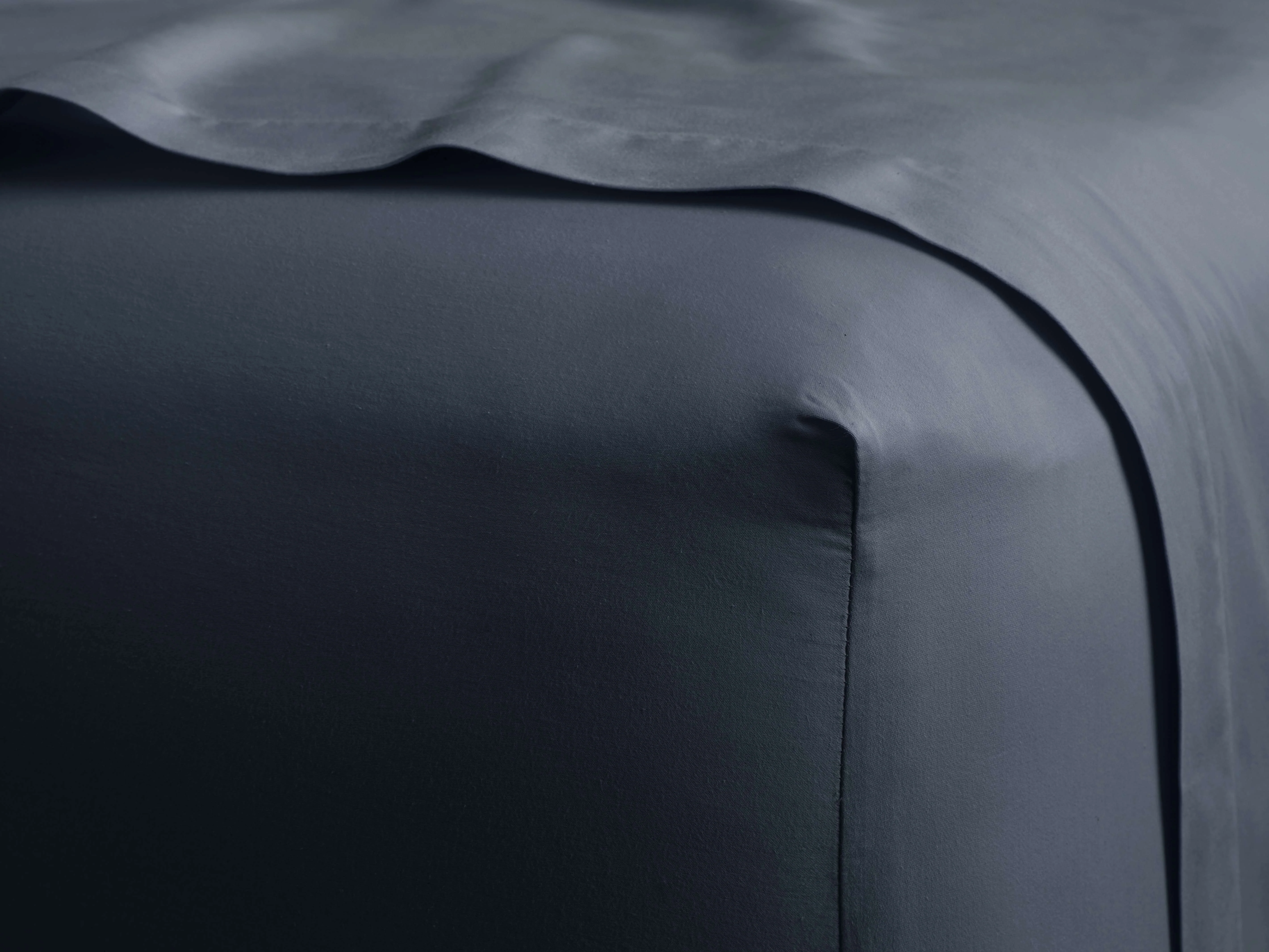 Italian Garment-Dyed Sateen Fitted Sheet in Indigo