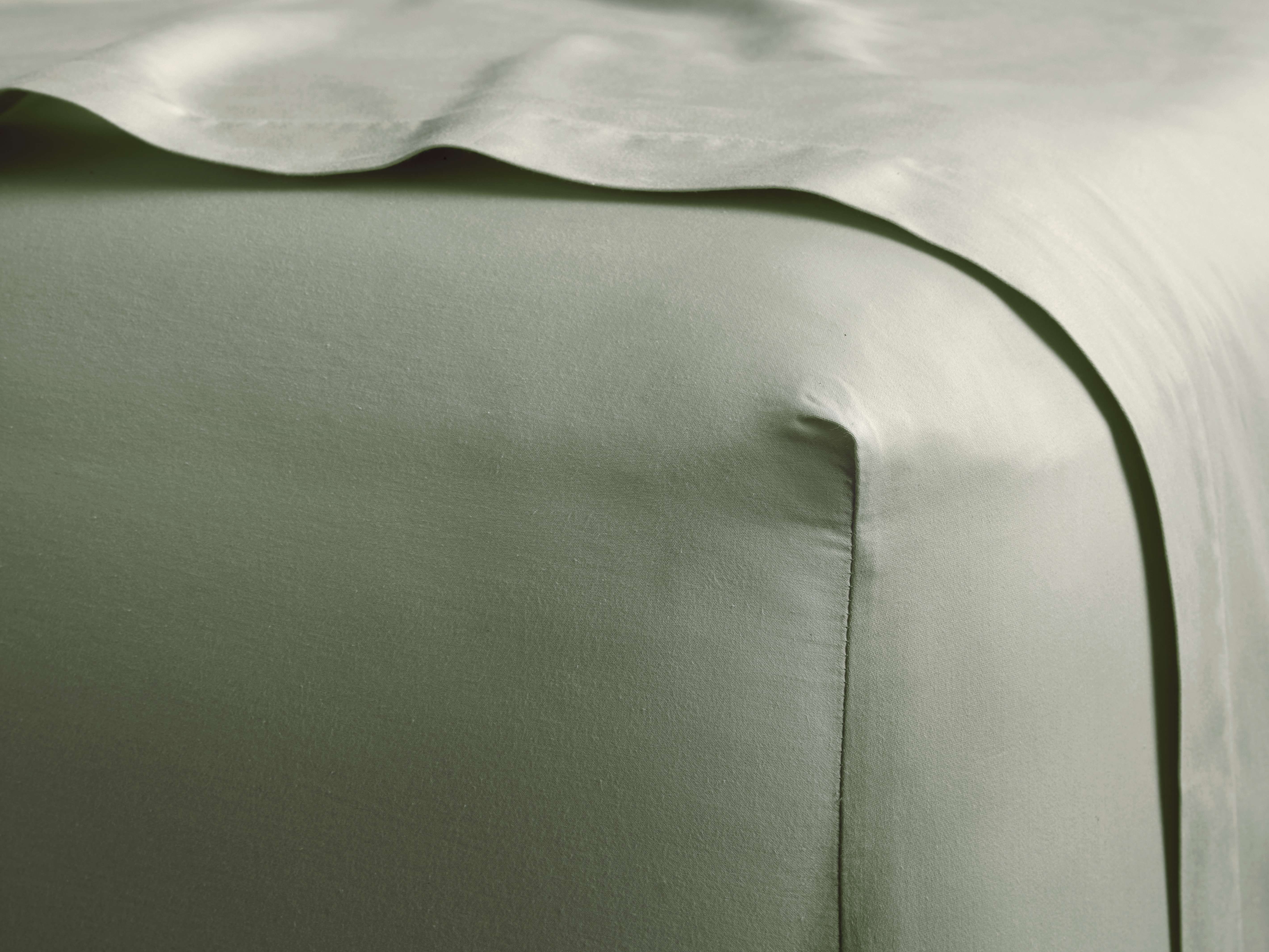 Italian Garment-Dyed Sateen Fitted Sheet in Moss